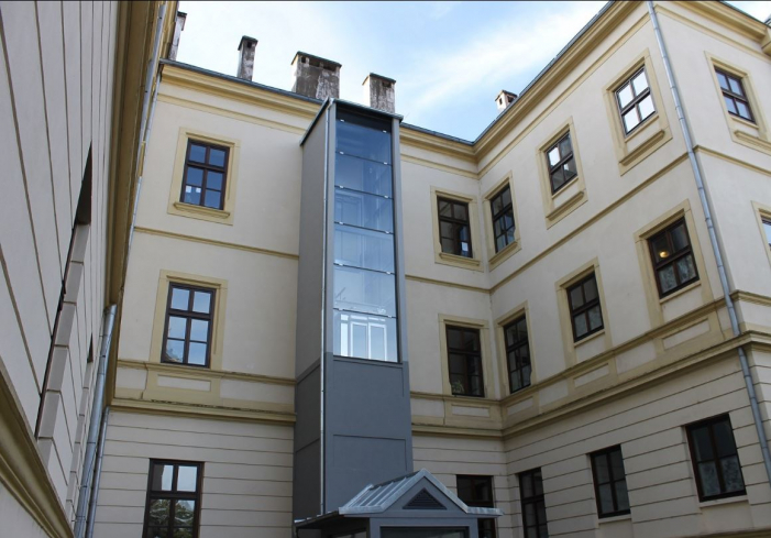 Historická budova ZŠ Litoměřice má nový prosklený výtah LC Maxi